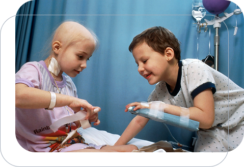 Duas crianças interagindo em ambiente hospitalar